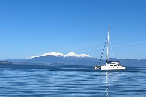 Taupo: Esculturas rupestres maoríes Excursión en velero por el lago TaupoExcursión a las 10:00