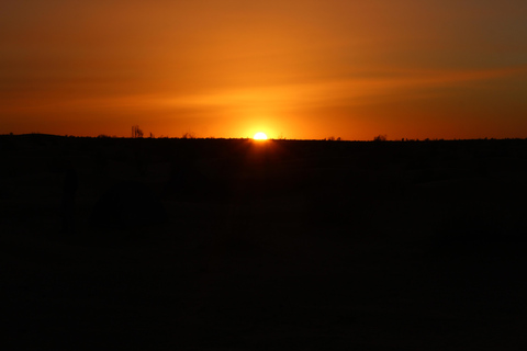 La Guerra de las Galaxias y la puesta de sol en el desierto en Ksar Ghilane