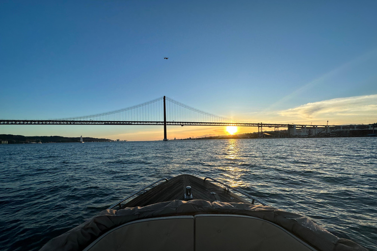 Lisbon Exclusive Sunset Cruise – Pizza, Open Bar & Dolphins Lisbon: Sunset Cruise–Pizza, Open Bar & Dolphins 2h