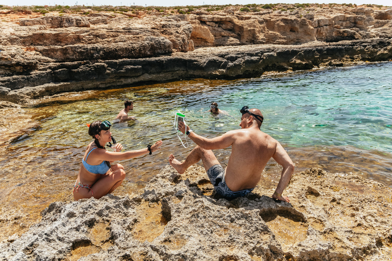 Malta: viagem à lagoa azul, praias e baías de catamarãViagem de catamarã Sea Breeze - 5/6 horas