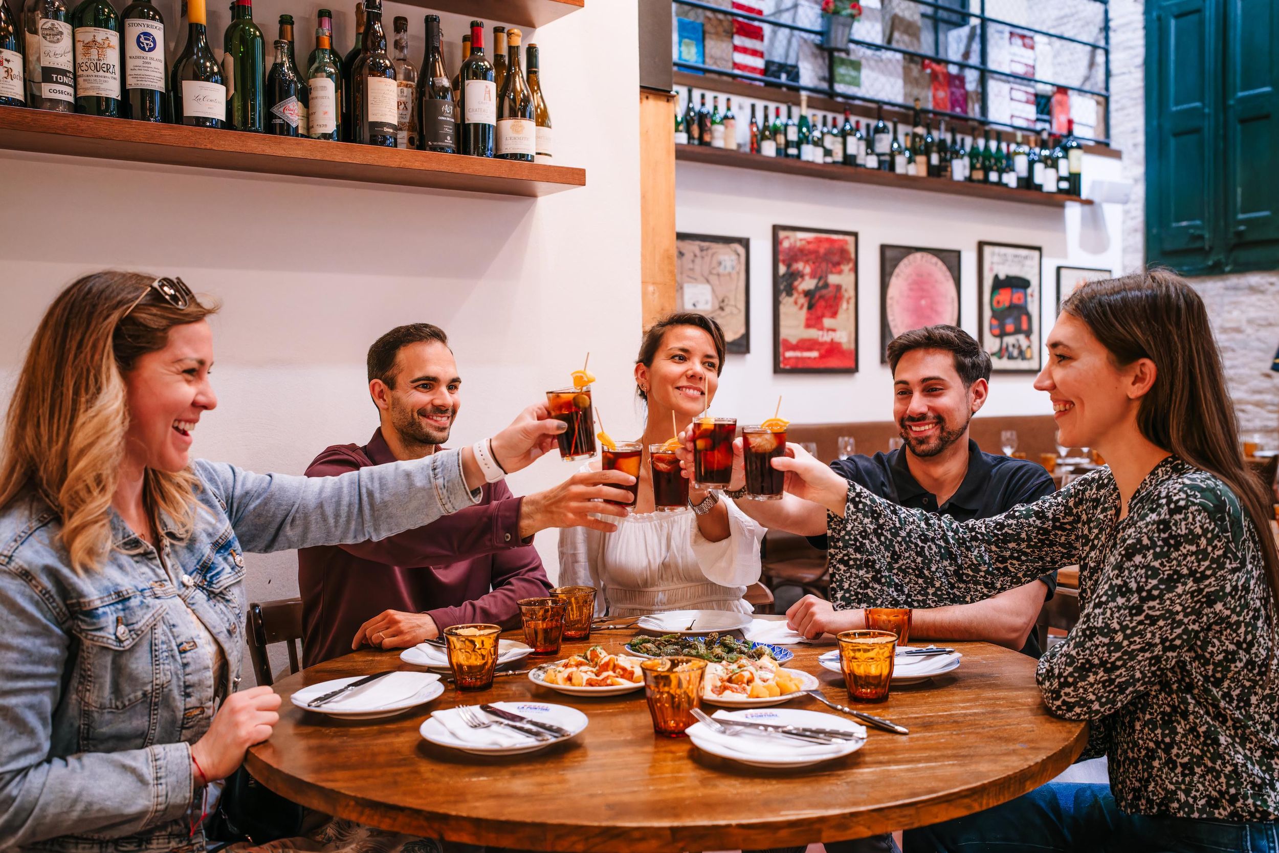 Sevilla: tour privado de tapas, vino y espectáculo de flamenco