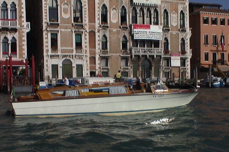 Venezia: transfer privato in motoscafo tra porto e centro