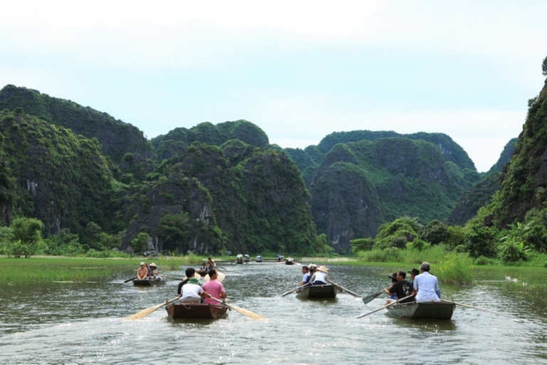 Da Hanoi: Hoa Lu e Tam Coc con pranzo a buffet e ciclismoHoa Lu e Tam Coc: tour da Hanoi con pranzo e giro in bici