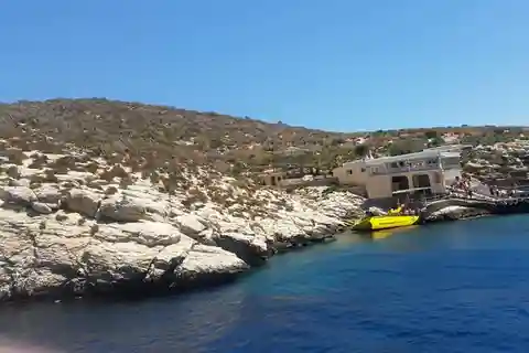 Benidorm: Passeio de barco pela Ilha dos Pavões com submarino incluído.