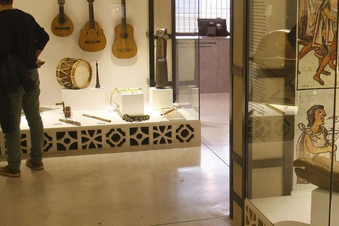 قم بزيارة كهوف كانيلوبري ومتحف الموسيقى العرقية في بوسوت من أليكانتي