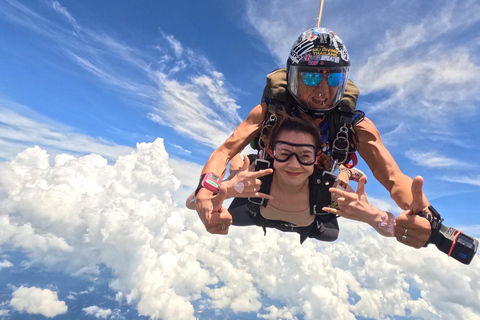 Pattaya: Dropzone Tandem Skydive with Return Transfer Economy package//Skydiving