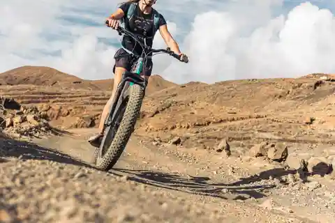 Entdecke Lanzarote auf eine andere Art mit elektrischen Geländeskuttern.