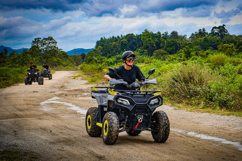 Langkawi Quad Hilltop Golden HourL&#039;heure d&#039;or du quad sur la colline de Langkawi