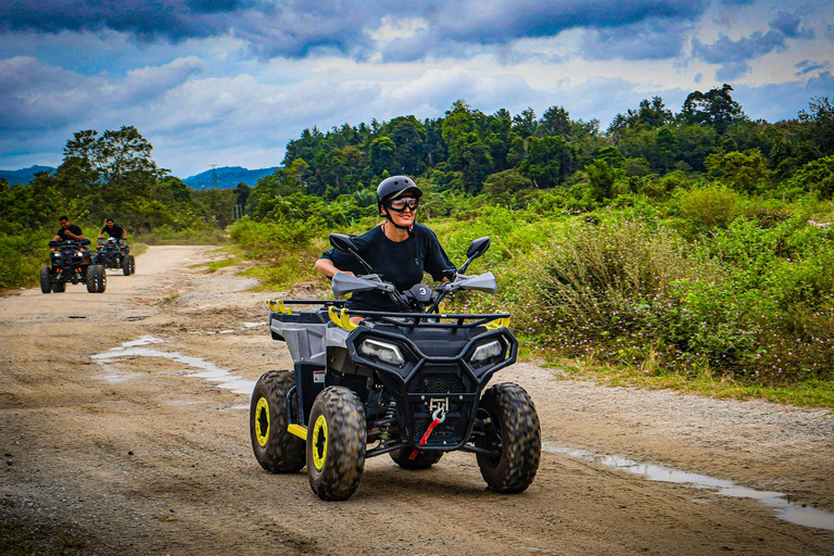 Langkawi Quad Hilltop Golden HourL&#039;heure d&#039;or du quad sur la colline de Langkawi