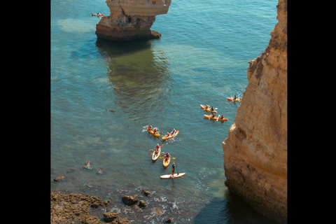 Benagil : Visite guidée en kayak à l&#039;intérieur des grottes et Praia da Marinha.