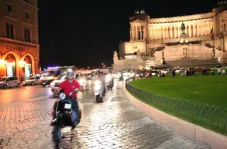 Rom bei Nacht: Private Vespa-Tour mit Fahrer/Guide