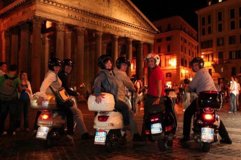 Tour Nocturno por Roma en Vespa con conductor/guía privadoTour Nocturno por Roma en Vespa con guía privado