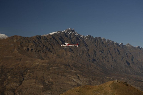 Panorámica Vuelo Ver helicóptero con aterrizaje Alpine