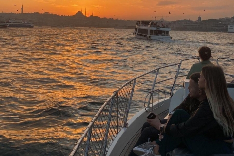Istanbul: jachttour met audiogids langs de BosporusIstanboel: jachttour bij zonsondergang