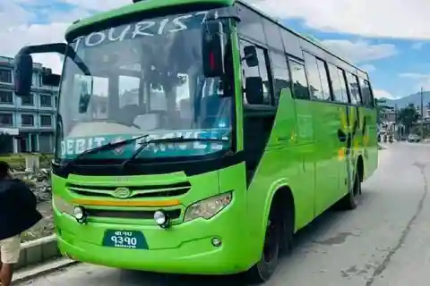 Biglietto dell'autobus turistico da Chitwan a Kathmandu