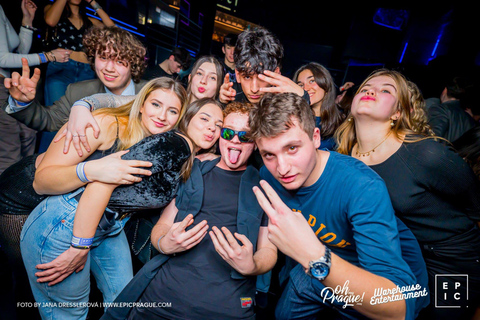 Pub Crawl z shotami i klubem nocnym w PradzePraga: Bar Crawl z przewodnikiem z shotami i wejściem do klubu nocnego