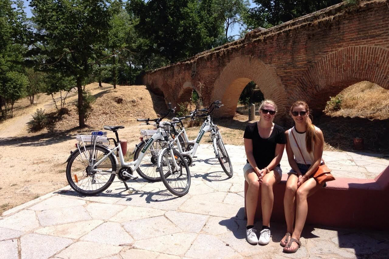 Passeio de bicicleta elétrica pela margem do rio de Madri e Casa de Campo