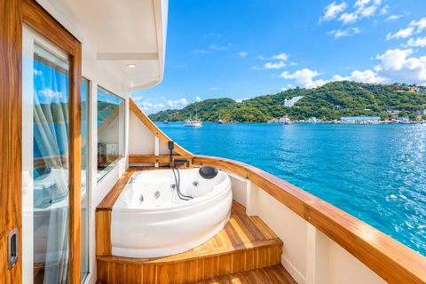 Labuan Bajo: 3-Day Komodo Sailing Luxury Boat with All Fees Deluxe Boat - Private Standar Room (2pax/room)