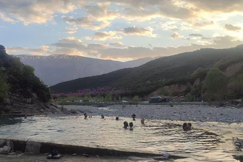 Tagestour von Saranda zu den Thermalbädern von Benja und Gjirokaster