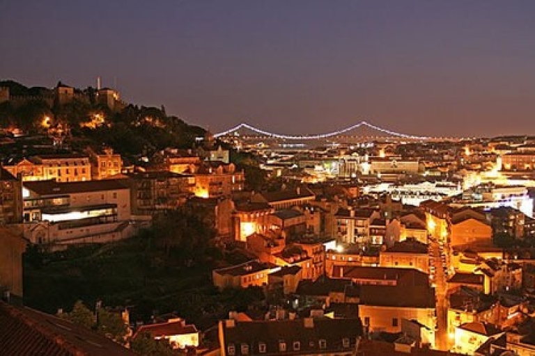 Lisboa: tour nocturno con cena y espectáculo de FadoTour privado nocturno con cena y espectáculo de Fado