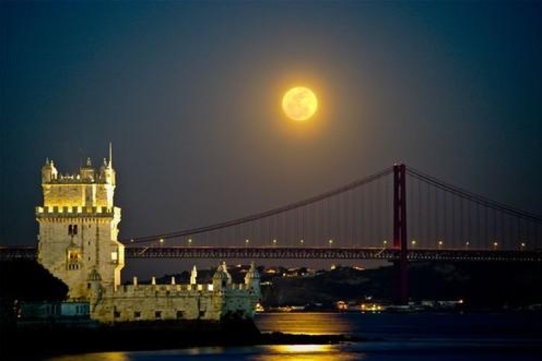 Une soirée à Lisbonne : dîner, fado et visite de nuitUne soirée à Lisbonne : dîner privé, fado et visite de nuit