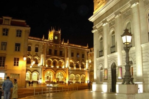 Lisboa: tour nocturno con cena y espectáculo de FadoTour privado nocturno con cena y espectáculo de Fado
