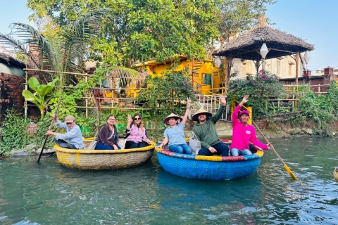 Faites l'expérience d'un bateau à panier en bambou dans un village de cocotiers avec des habitants.