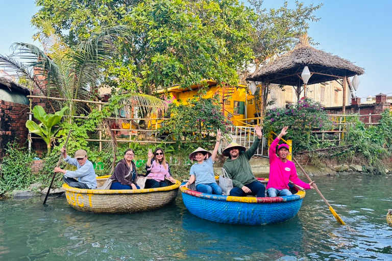 Faites l'expérience d'un bateau à panier en bambou dans un village de cocotiers avec des habitants.