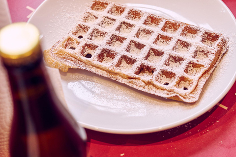 Bruxelas: Workshop de fabrico de waffles belgas com prova de cerveja