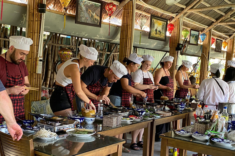 École de cuisine végétalienne à Hoi An avec un chef local et un bateau-panier