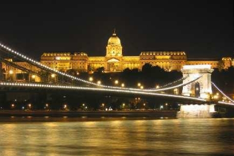 Budapest: tour nocturno a pieTour nocturno a pie por Budapest con crucero en barco