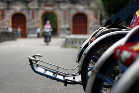Hue City en vélo pousse-pousse: visite privée d'une demi-journéeTour de cyclo privé d'une demi-journée dans la ville de Hue