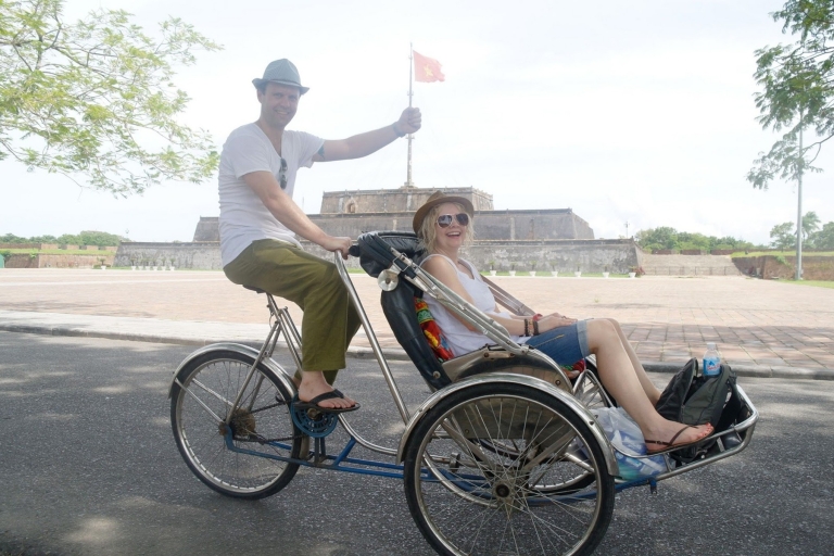 Hue City by Cycle Rickshaw: tour privado de medio díaTour privado de medio día en bicicleta por la ciudad de Hue
