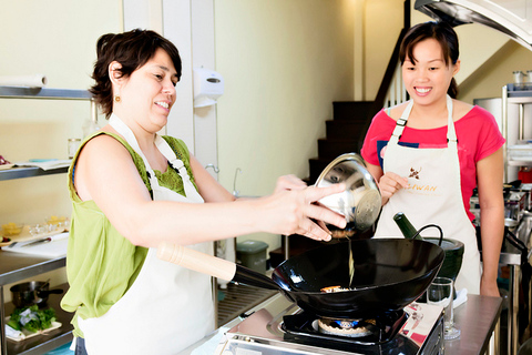 Bangkok: Lezione di cucina tailandese di mezza giornata con tour del mercatoBangkok: lezione di cucina thailandese di mezza giornata con tour del mercato