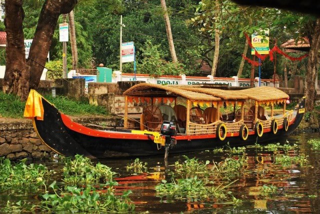 Visit Alleppey / Alappuzha Backwater Canoe (Shikara) Cruise in Alleppey, India