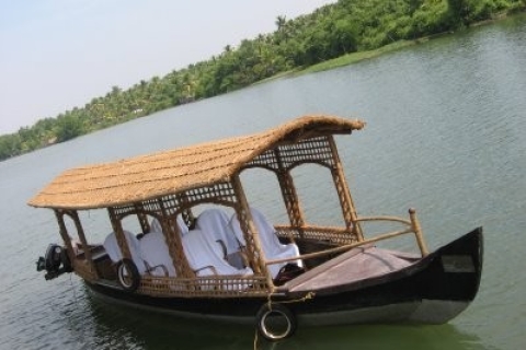 Alleppey / Alappuzha Backwater Canoe (Shikara) CruisePrivétour met pick-up van Cochin Hotels