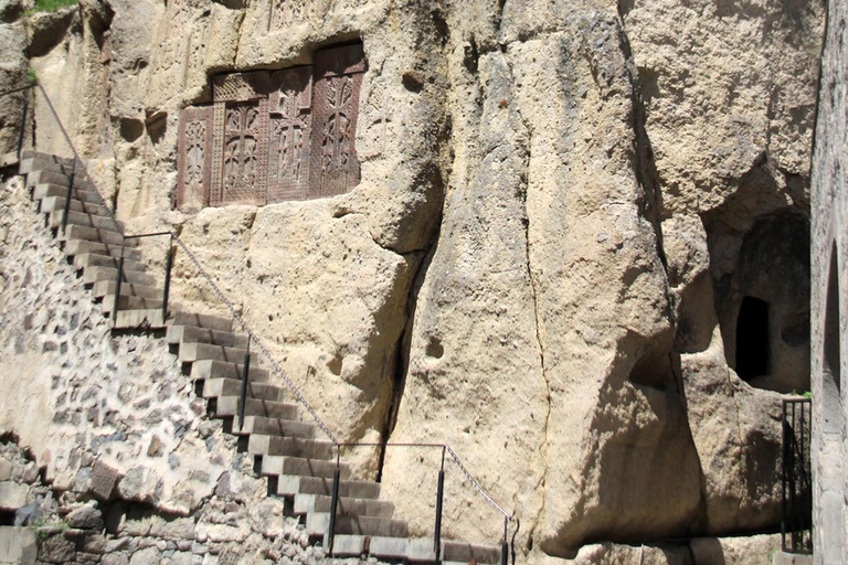 Desde Ereván Templo de Garni y Monasterio de Geghard (traslado)