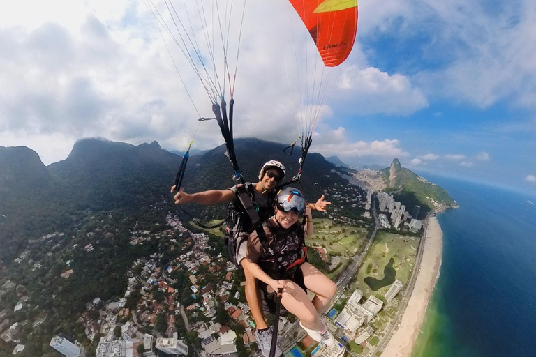 Paragliding flight with the most beautiful view of Rio de Janeiro Paragliding with the most beautiful view of Rio de Janeiro