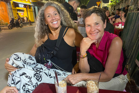 Hue: Tour noturno gastronômico de rua em uma bicicleta elétrica com uma motociclista