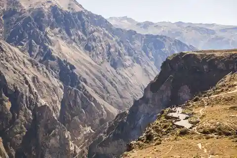 Desde Arequipa: 2 días al Valle del Colca con vuelo del cóndor.