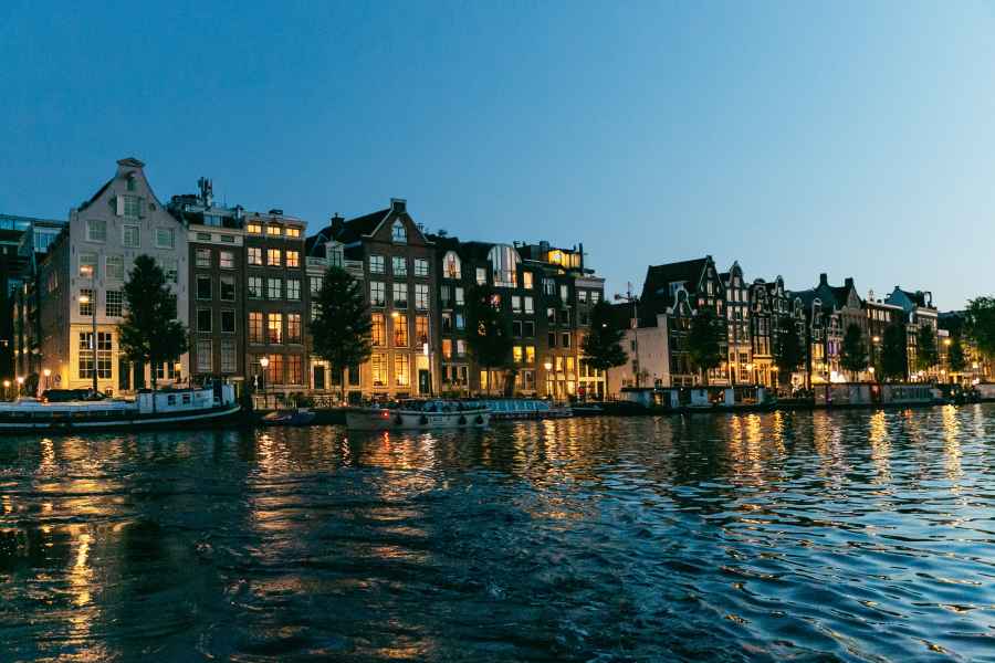 Amsterdam: Grachtenfahrt am Abend