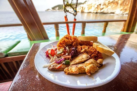 Alanya: gita in barca dei pirati con pranzo e servizio di prelievo in hotel