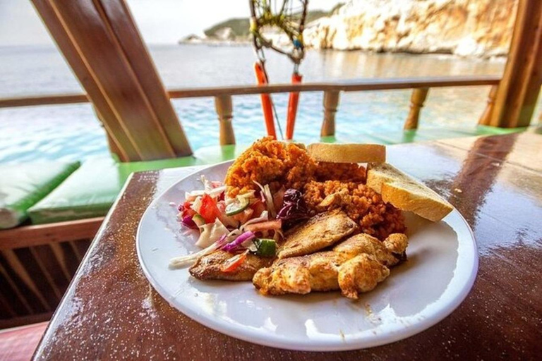 Alanya: Piratbåtstur med lunch och upphämtning från hotell