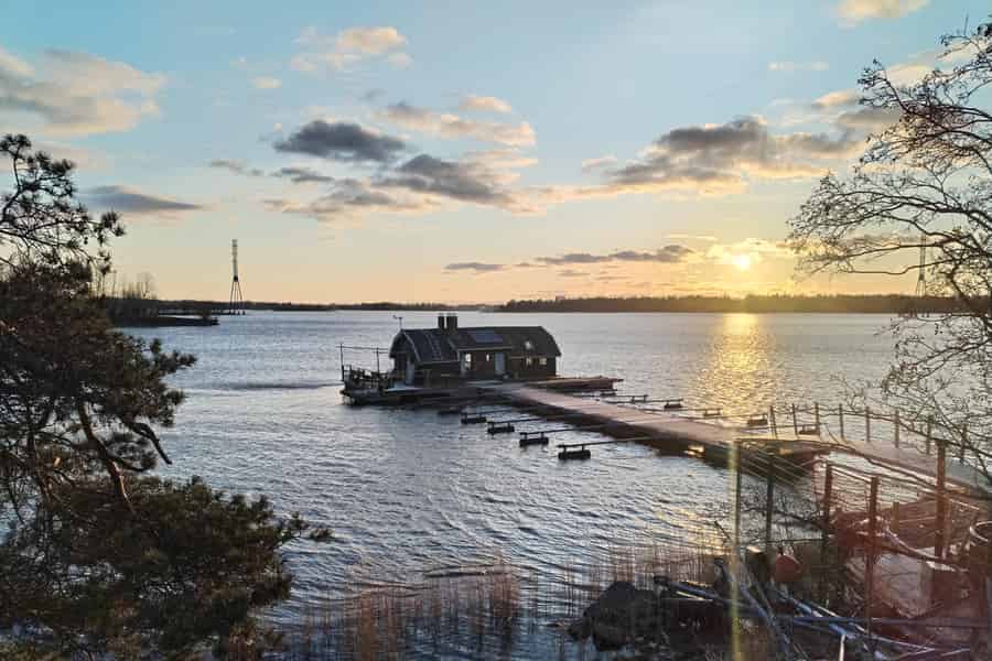 Helsinki: Geführtes Erlebnis in einer rustikalen schwimmenden Sauna-Hütte. Foto: GetYourGuide