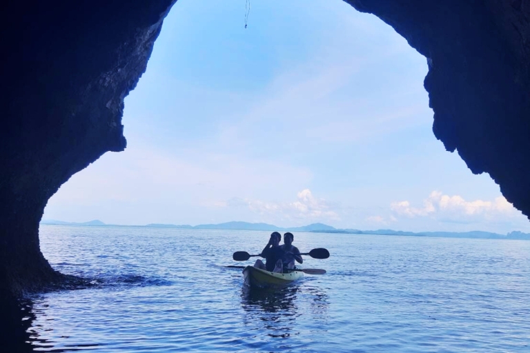 Ko Lanta: Wycieczka kajakiem po namorzynach i jaskiniach morskich w małej grupie