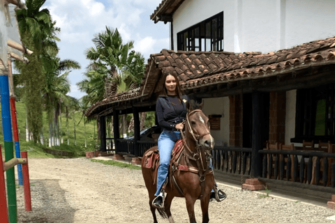 Medellín: Passeio a cavalo, espetáculo de animais e vista do horizonte