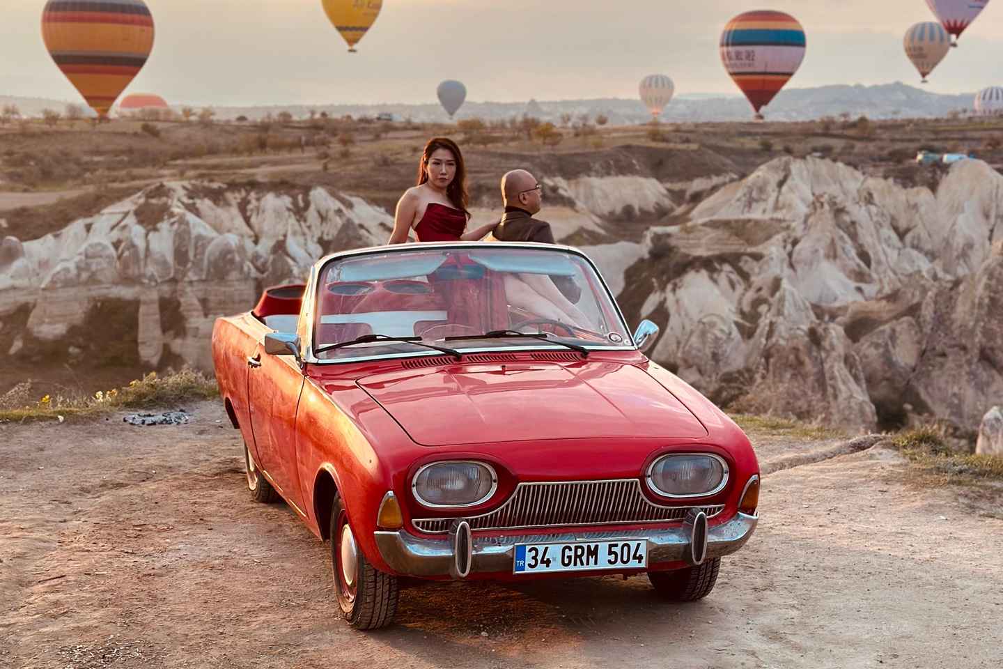 卡帕多奇亚:热气球观景与经典车之旅