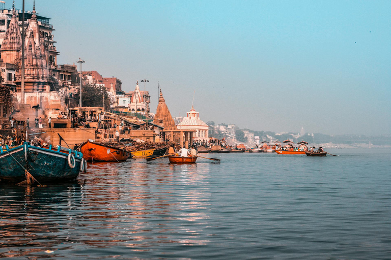 Varanasi: Show da Cerimônia Assi Ghat Arti e passeio de barco pelo GangesSomente para guias de turismo profissionais