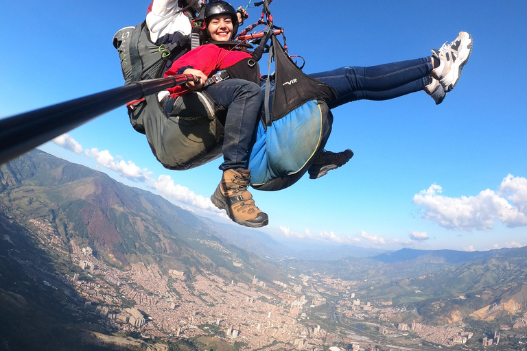 Parapente sobre Medellín em San Felix com serviço de trasladoParapente sobre Medellín em San Felix: uma experiência incrível