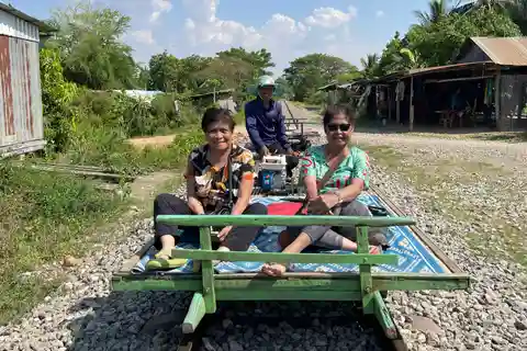 Siem Reap a Battambang: Trem de bambu e caverna de morcegos
